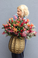 Heruna, bogata jesienna kompozycja w złotym naczyniu, wym.70x70cm