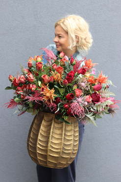 Heruna, bogata jesienna kompozycja w złotym naczyniu, wym.70x70cm