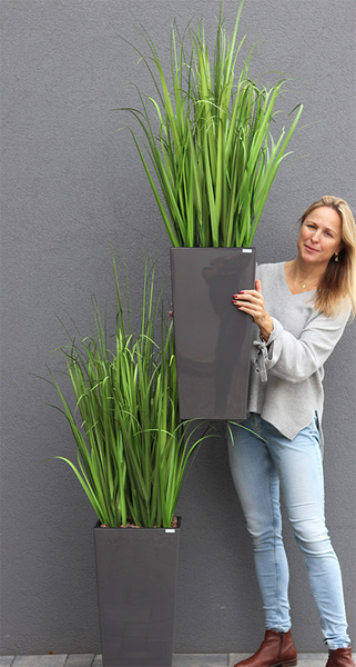 Anna Simple Grassi, sztuczna trawa w szarej donicy, wys.123cm