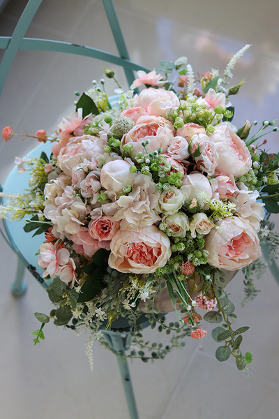 bardzo elegancka kompozycja kwiatowa, Czarowna Eligia, wys.28cm