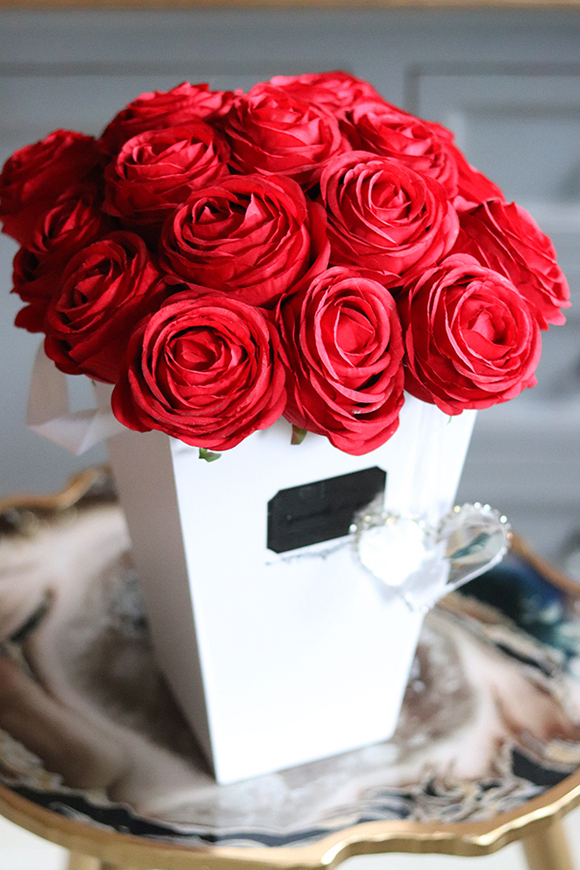 flowerbox z czerwonymi różami, Rosario Heart, wys.40cm 