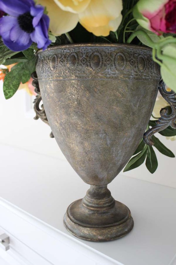 Concordia, kompozycja w złotym metalowym pucharze wys.57cm