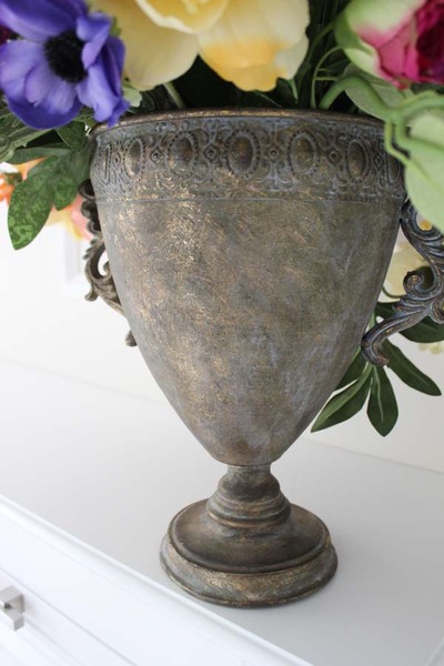 Concordia, kompozycja w złotym metalowym pucharze wys.57cm