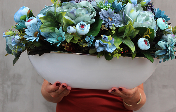 Blue Marine kompozycja kwiatowa w donicy łódce, dł.55cm