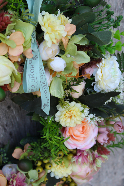 Łososiowo-zielony bajeczny wianek na drzwi, śr.40cm