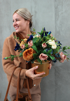 złoty flowerbox, kompozycja kwiatowa Merrana, wys. 38cm