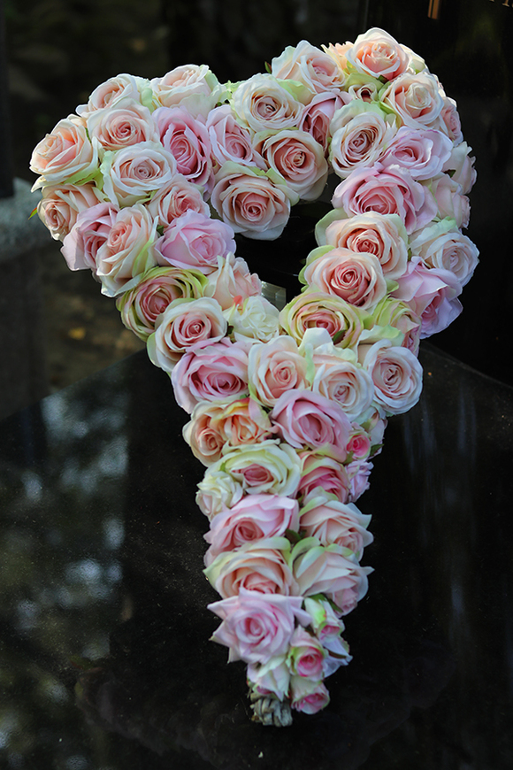 dekoracja / nagrobny wieniec z róż, Serce, wym.69x40cm