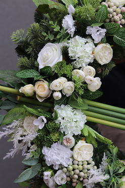 duży wieniec nagrobny z kallami, Memoriana, śr.68cm 