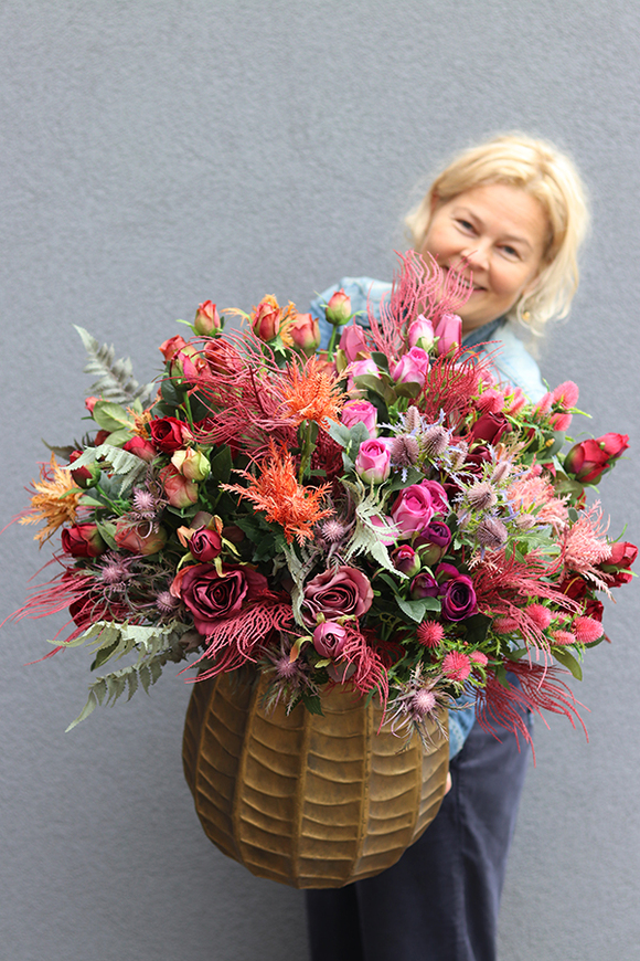 Heruna, bogata jesienna kompozycja w złotym naczyniu, wym.70x70cm