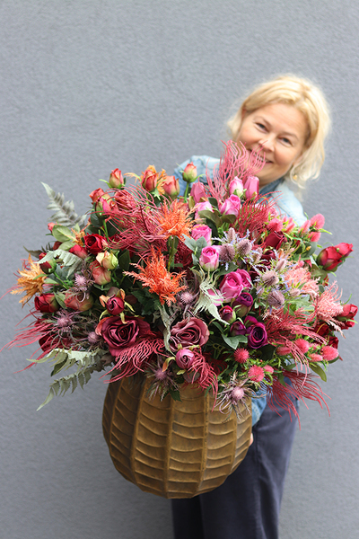 Heruna, bogata jesienna kompozycja w złotym naczyniu, wym.70x70cm