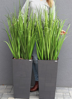 Anna Simple Grassi, sztuczna trawa w szarej donicy, wys.123cm