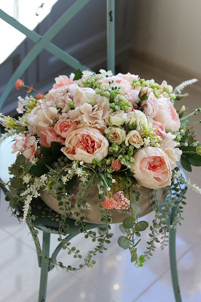 bardzo elegancka kompozycja kwiatowa, Czarowna Eligia, wys.28cm