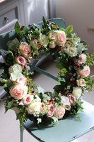 Geodia, różany wianek okolony zielonymi liśćmi, śr.55cm