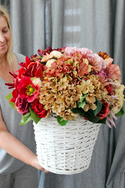 bogaty kosz z mieszanymi kwiatami Red Provance wys. 48cm 