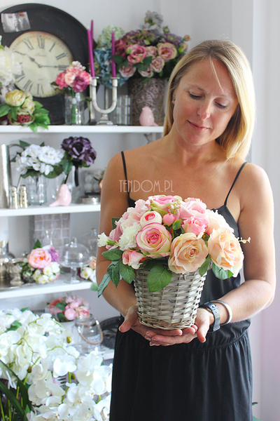 kosz z jasnoróżowymi różami Romance wys.27x27x27cm