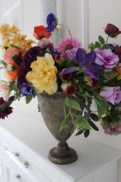 Concordia, kompozycja w złotym metalowym pucharze wys.57cm