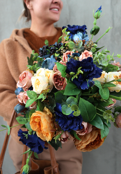 złoty flowerbox, kompozycja kwiatowa Merrana, wys. 38cm