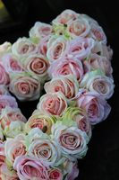 dekoracja / nagrobny wieniec z róż, Serce, wym.69x40cm