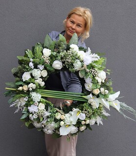 duży wieniec nagrobny z kallami, Memoriana, śr.68cm 