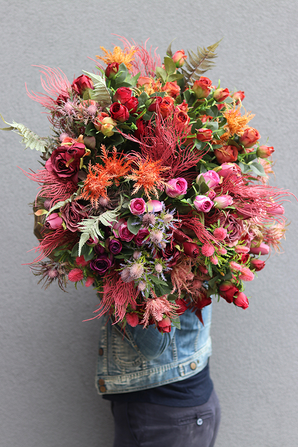 Heruna, bogata jesienna kompozycja w złotym naczyniu, wym.70x70cm