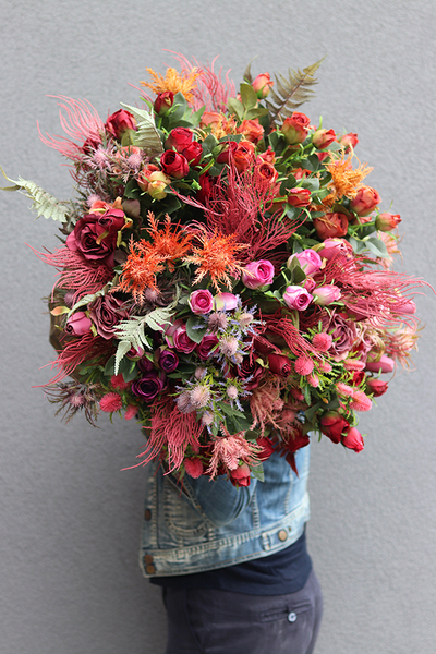 Heruna, bogata jesienna kompozycja w złotym naczyniu, wym.70x70cm