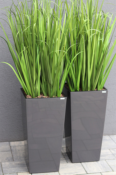 Anna Simple Grassi, sztuczna trawa w szarej donicy, wys.123cm