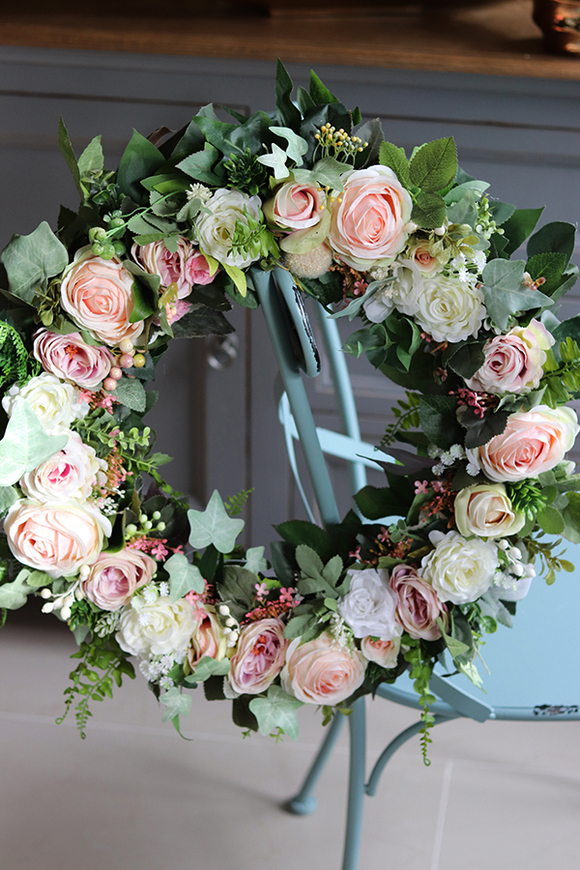 Geodia, różany wianek okolony zielonymi liśćmi, śr.55cm 