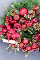 bordowy wianek / stroik dekoracyjny Tradycja Zimowa, śr.28cm   