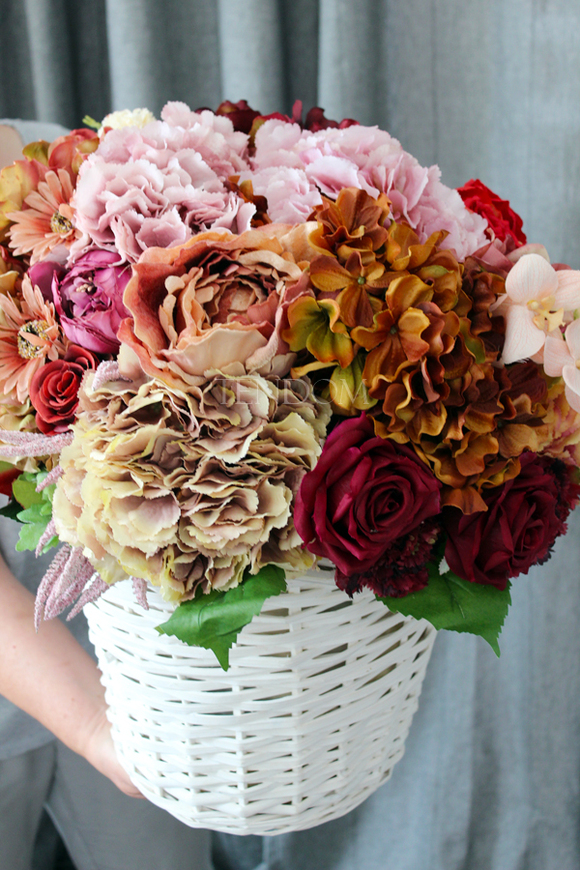 bogaty kosz z mieszanymi kwiatami Red Provance wys. 48cm 