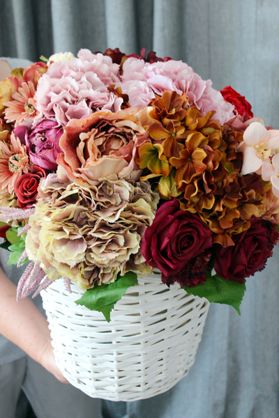 bogaty kosz z mieszanymi kwiatami Red Provance wys. 48cm 