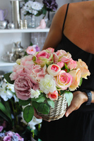 kosz z jasnoróżowymi różami Romance wys.27x27x27cm