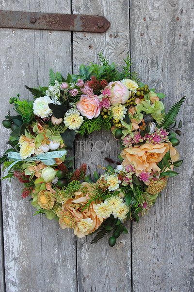 Łososiowo-zielony bajeczny wianek na drzwi, śr.40cm