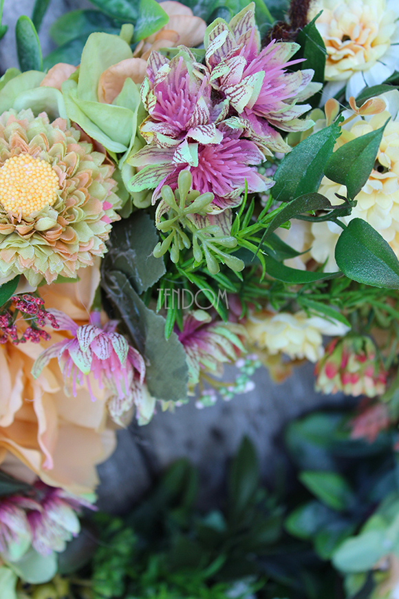 Łososiowo-zielony bajeczny wianek na drzwi, śr.40cm