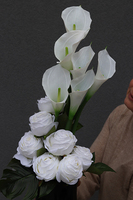 Bliskość, bukiet nagrobny z kallą i różami, wys.78cm