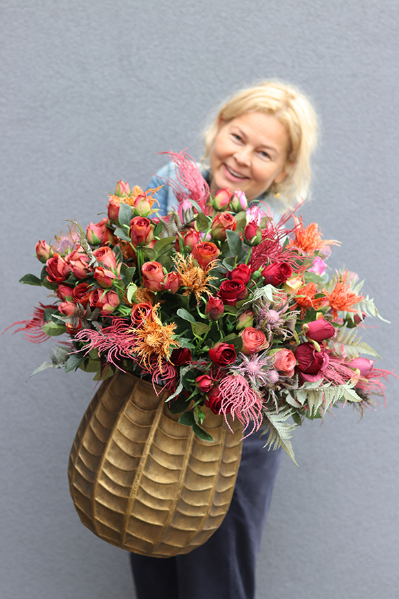 Heruna, bogata jesienna kompozycja w złotym naczyniu, wym.70x70cm