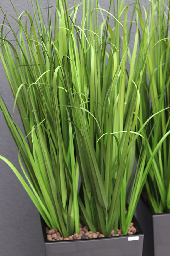 Anna Simple Grassi, sztuczna trawa w szarej donicy, wys.123cm