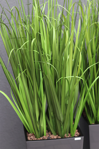 Anna Simple Grassi, sztuczna trawa w szarej donicy, wys.123cm