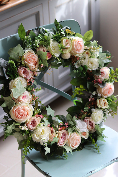 Geodia, różany wianek okolony zielonymi liśćmi, śr.55cm 