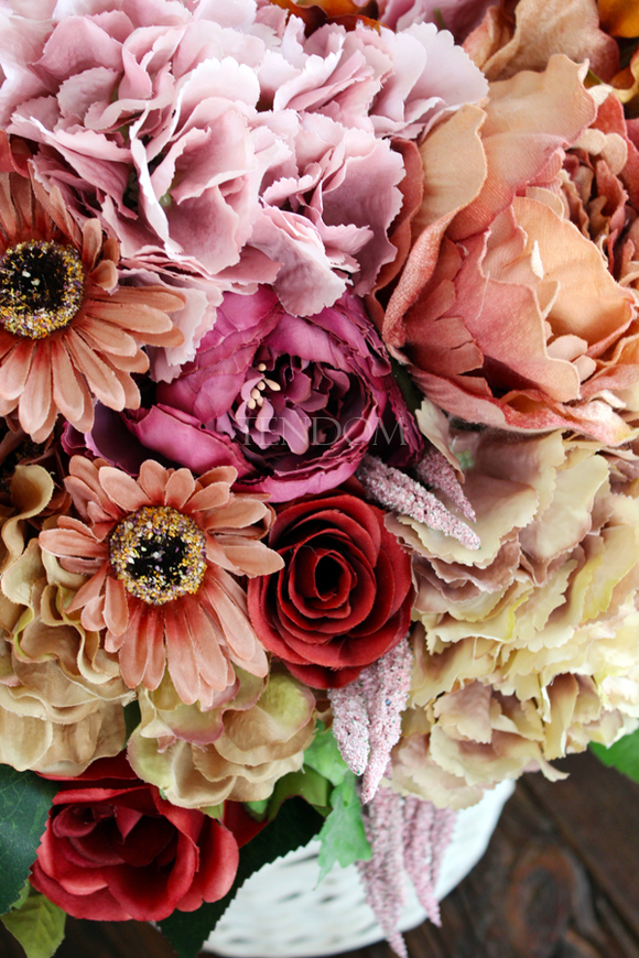 bogaty kosz z mieszanymi kwiatami Red Provance wys. 48cm 