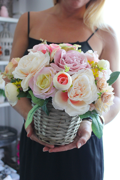 kosz z jasnoróżowymi różami Romance wys.27x27x27cm