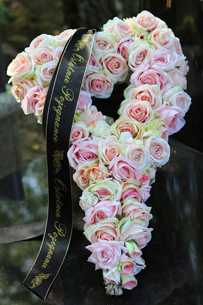dekoracja / pogrzebowy wieniec z róż, Serce, wym.69x40cm