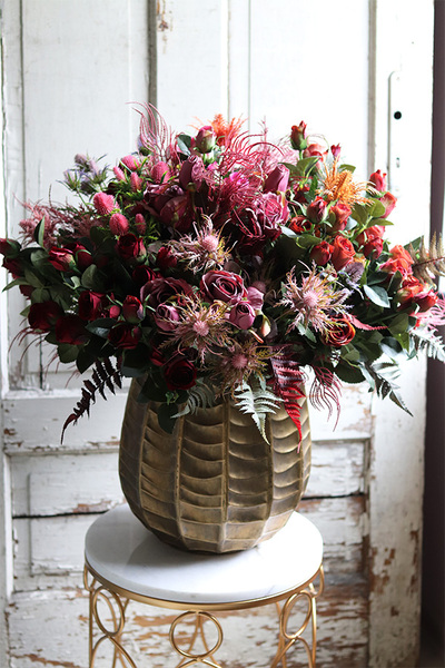 Heruna, bogata jesienna kompozycja w złotym naczyniu, wym.70x70cm