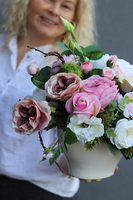 elegancka kompozycja kwiatowa Abellina, wym. 40x42cm