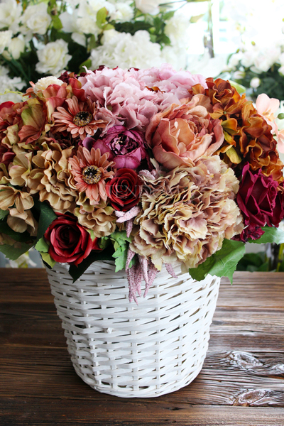 bogaty kosz z mieszanymi kwiatami Red Provance wys. 48cm 