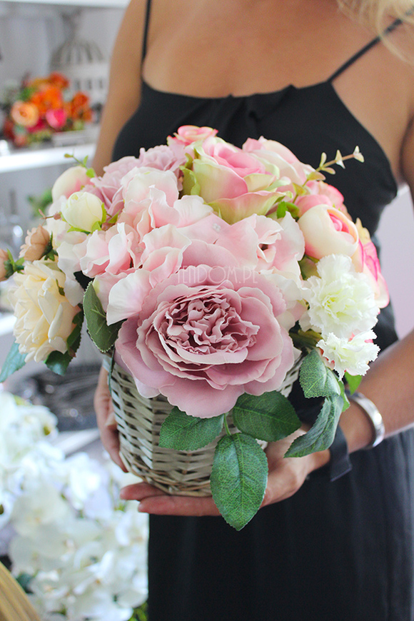 kosz z jasnoróżowymi różami Romance wys.27x27x27cm