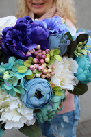 Blue Elegance kompozycja kwiatowa / bukiet, wys.34cm, szer.60cm