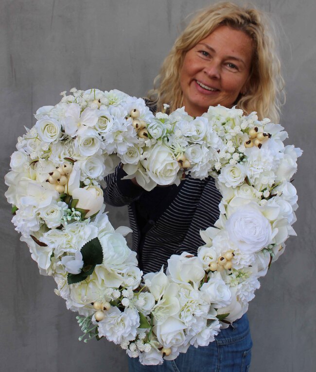 Serce White, dekoracja kwiatowa na wiklinowym spodzie, wys.32cm