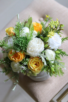 Cerena, welurowy flowerbox w żółto - białej tonacji, wys.26cm