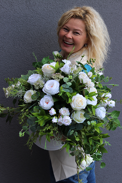 Agnes, elegancki flowebox z białymi różami, wys.50cm