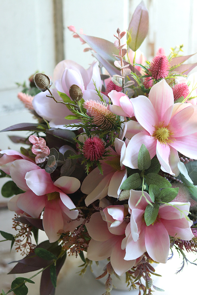 Adelita Magnolie, efektowna kompozycja kwiatowa w białym pucharze, wys.42cm